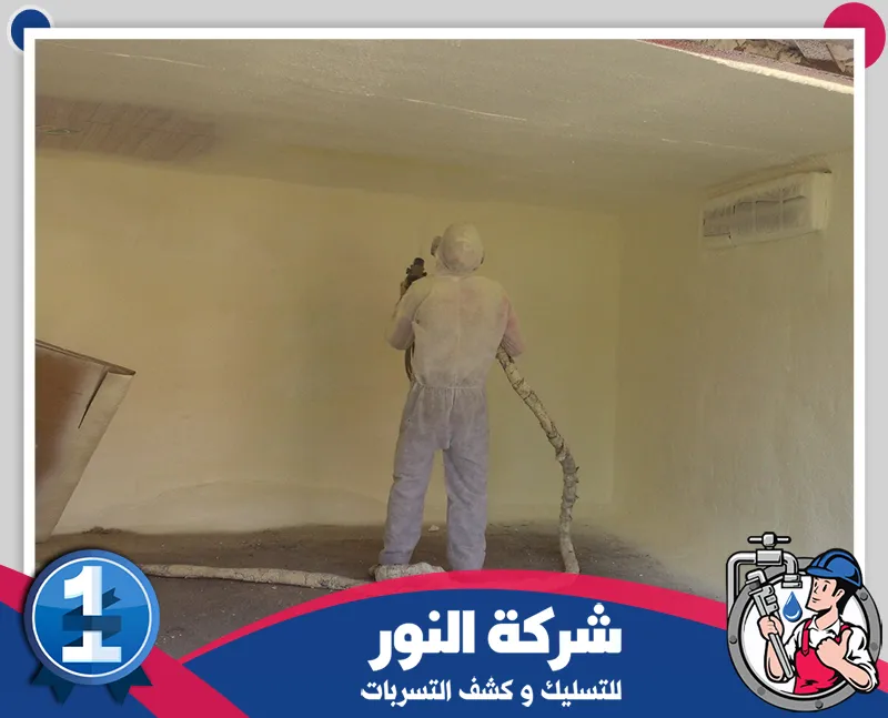 شركة عزل فوم بالقصيم | 0546824999 | شركة النور رجل يرتدي بذلة عمل بيضاء يقوم بطلاء غرفة، لعرض عمله لصالح شركة عزل رغوي في القصيم.