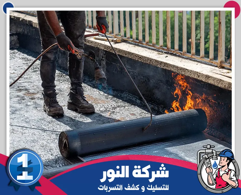 شركة عزل اسطح بالطائف | 0546824999 | شركة النور رجل يستخدم محرق حراري لثبيت مادة العزل علي السطح، موضحاً خدمة عزل الاسطح بالطائف.