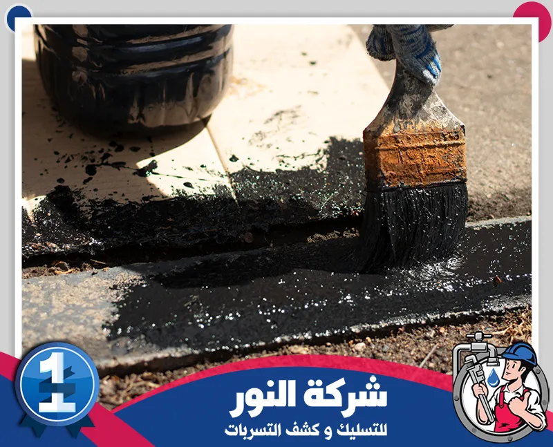 شركة عزل اسطح بجدة | 0546824999 | شركة النور شخص يستخدم فرشاة طلاء لتطبيق عزل الاسطح، مما يدل على عملية العزل.