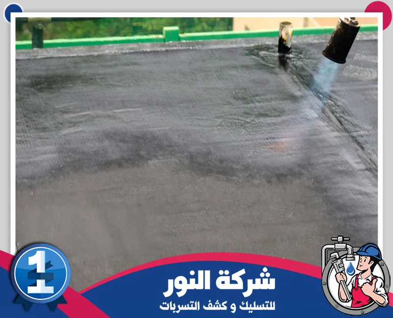 شركة عزل اسطح بجدة | 0546824999 | شركة النور شخص يقوم بتوجيه مشعل حراري علي مادة العزل حتي يتم تثبته بشكل جيد علي السطح.