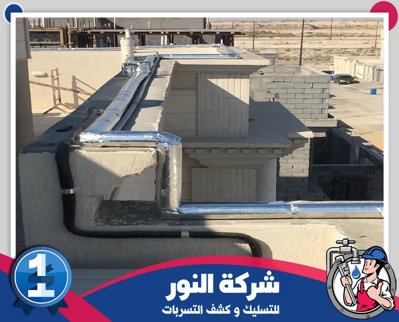 عزل مواسير الخزان الدمام 0546824999 النور شبكة مواسير مرتبة مثبتة على الجدار بتوصيلات دقيقة تُظهر تنظيم نظام الصرف.