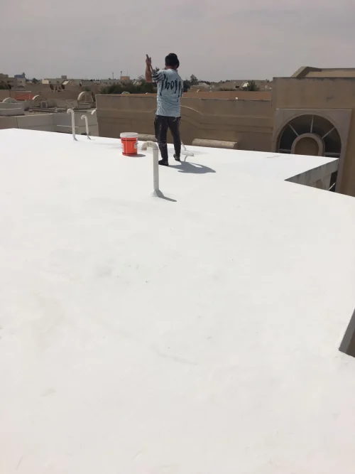 عزل اسطح الجبيل الصناعية 0546824999 النور عزل سطح خرساني بطبقة بيضاء لحماية المبنى من الحرارة والتسربات.
