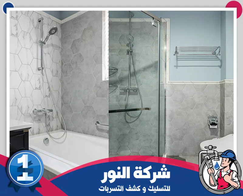 أفضل شركة ترميم حمامات الدمام 0546824999 النور للتسليك حمام بتصميم عصري بعد التجديد مع تشطيبات أنيقة وتركيب تجهيزات حديثة تجمع بين الجمال والعملية.