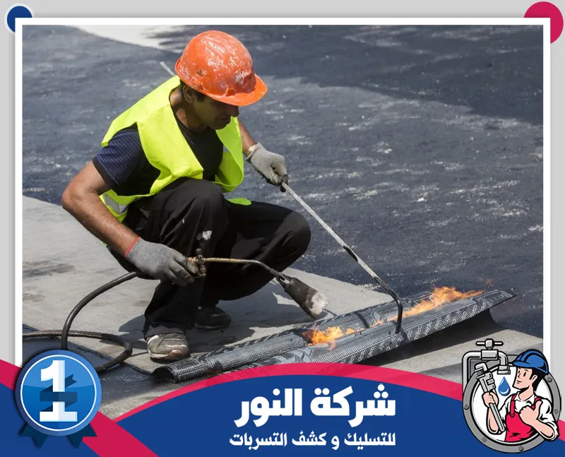 عزل مائي للأسطح في حائل لحماية المبنى من التسرب 0546824999 شركة النور للتسليك عامل متخصص يقوم بتركيب لفائف عزل الأسطح باستخدام الحرارة لحماية المباني من تسربات المياه والرطوبة.