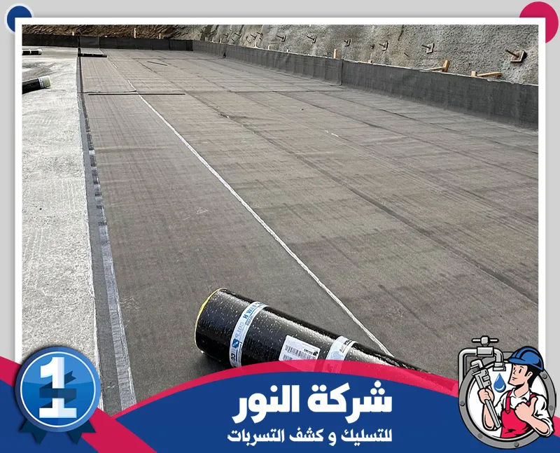 مواد عزل الاسطح | شركة النور للتسليك سطح مبنى مغطى بطبقة عزل متجانسة بعد تنفيذ أعمال الحماية من تسرب المياه والعوامل الجوية، ضمن حلول شركة عزل اسطح بالنعيرية للحفاظ على متانة الأسطح.