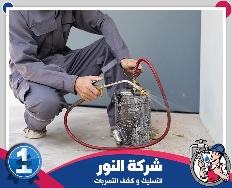 رش مبيدات بالظهران لمكافحة الحشرات فني رش مبيدات بالظهران يستخدم جهازًا مخصصًا لمكافحة الحشرات داخل الموقع