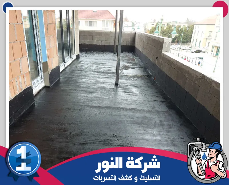 عزل الأسطح المبلطة بالظهران| 0546824999 |شركة النور تركيب لفائف العزل البيتوميني بواسطة فني متخصص لضمان تغطية السطح والفواصل بصورة منتظمة.