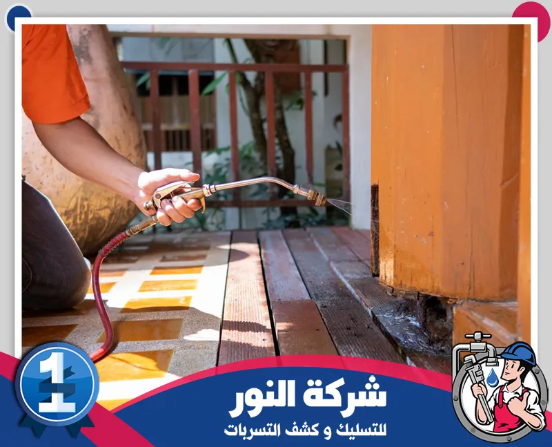 رش المبيدات حول المباني بالقطيف فني يرش المبيدات حول مدخل المبنى ضمن خدمات مكافحة الحشرات بالقطيف ومعالجة مناطق دخول الآفات.