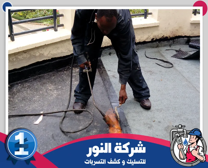 عزل مياه الأمطار للأسقف في الهفوف | شركة النور للتسليك يقوم الفني بعزل الأسطح ومعالجة أماكن التسرب لضمان حماية المبنى وتحسين مقاومة السطح للمياه.