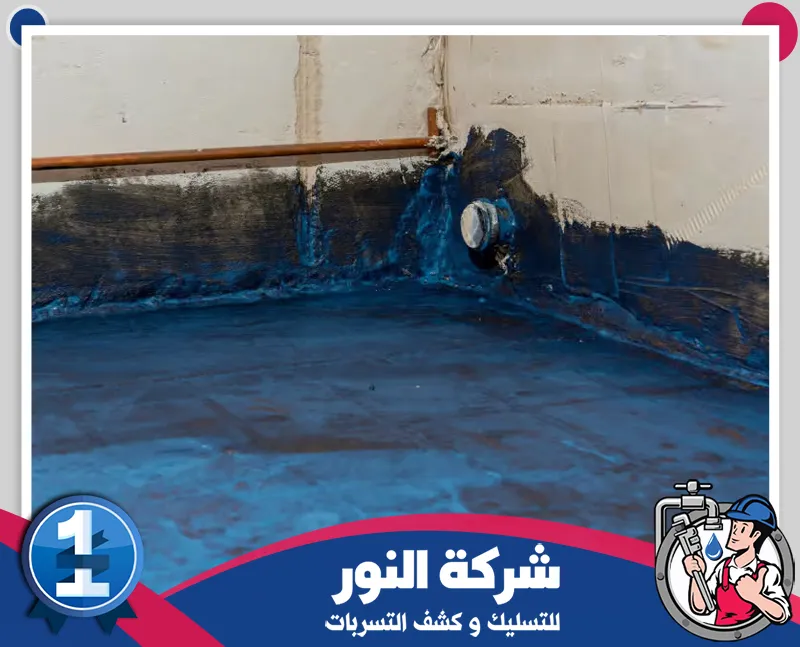 قبل بدء العزل، حدد مصدر المشكلة ونقاط دخول المياه أولًا. معالجة التقاء المواسير بالجدار بطبقة عزل مائي سائلة على سطح المبنى.