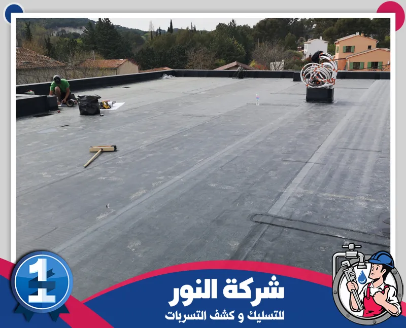 ابدأ حماية سطحك قبل ظهور أول مشكلة تطبيق طبقة عزل على السطح مع الاهتمام باستمرارية التغطية وتقليل الفواصل المكشوفة.
