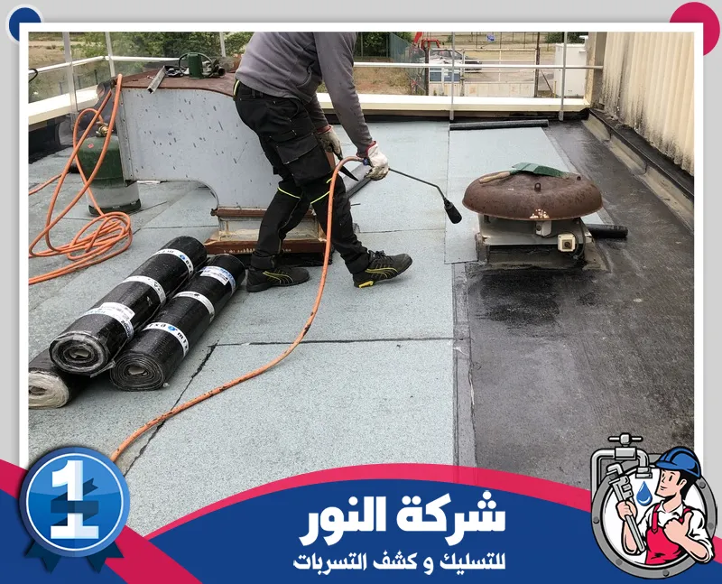 راجع نقاط الضعف في السطح قبل اختيار مادة العزل. تنفيذ عزل السطح حول فتحة التهوية مع قص وتركيب اللفائف بما يناسب تفاصيل الموقع.